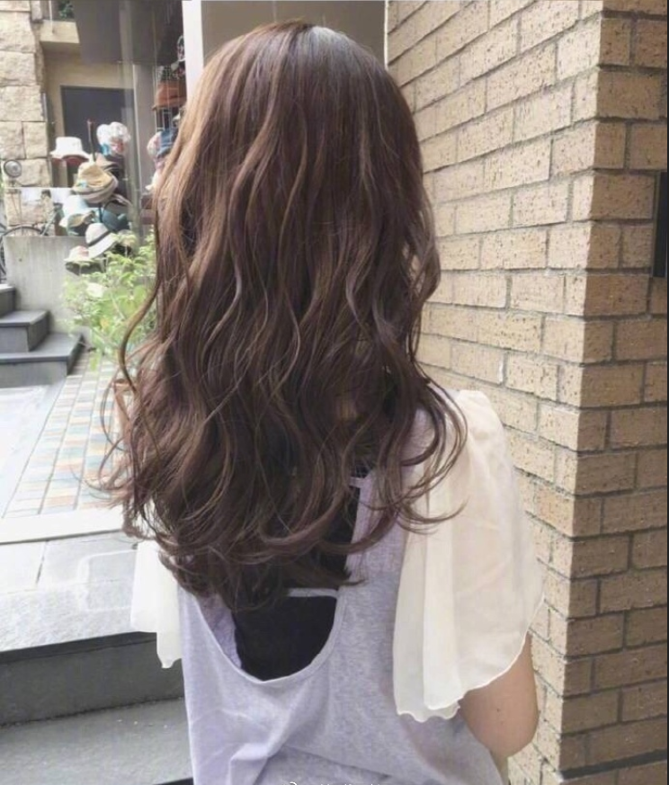 18款中长卷发发型图片_最流行女人味发型