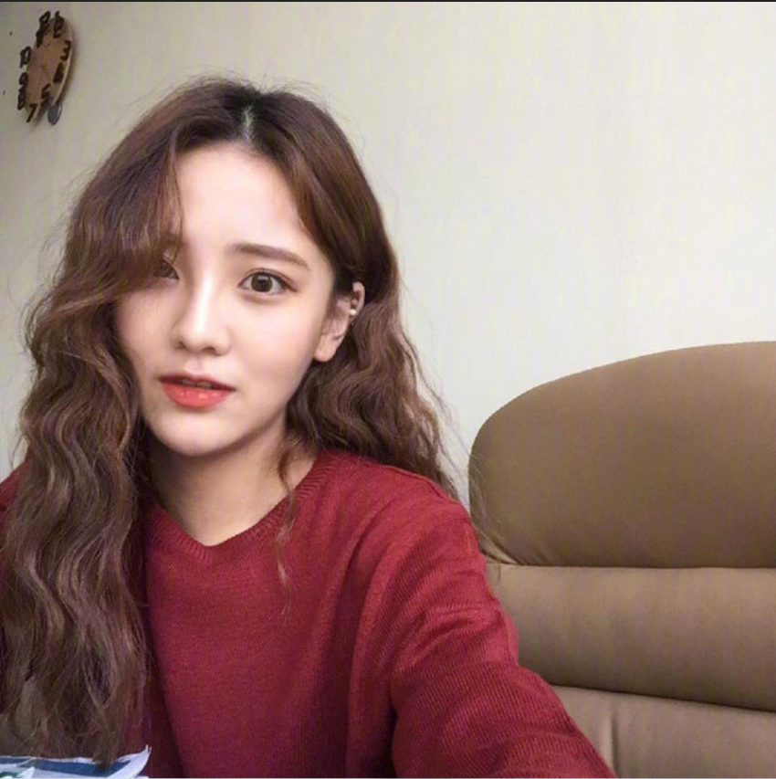 圆脸美女自拍_圆脸适合发型蛋卷头发型图片