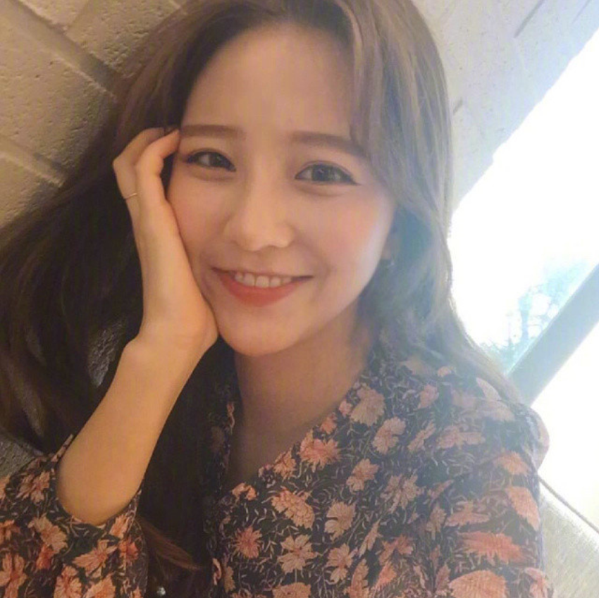 圆脸美女自拍_圆脸适合发型蛋卷头发型图片