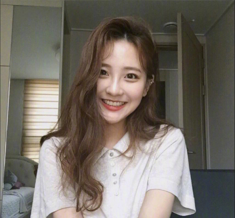 圆脸美女自拍_圆脸适合发型蛋卷头发型图片