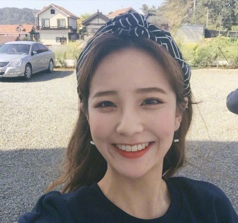 圆脸美女自拍_圆脸适合发型蛋卷头发型图片