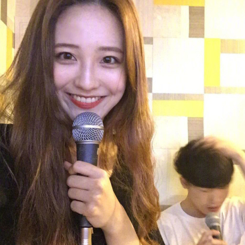 圆脸美女自拍_圆脸适合发型蛋卷头发型图片