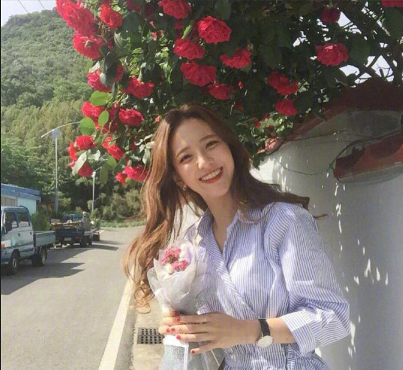 圆脸美女自拍_圆脸适合发型蛋卷头发型图片