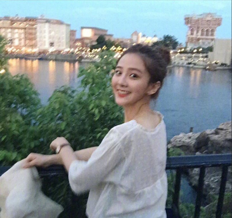 圆脸美女自拍_圆脸适合发型蛋卷头发型图片