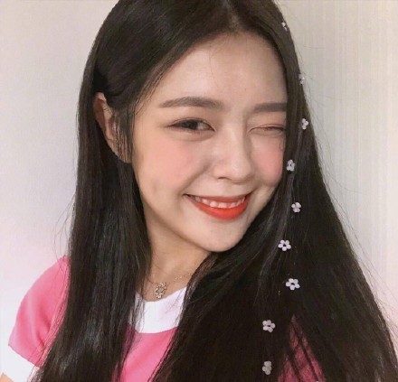 最近INS上很火的花瓣发饰仙女们的自拍照