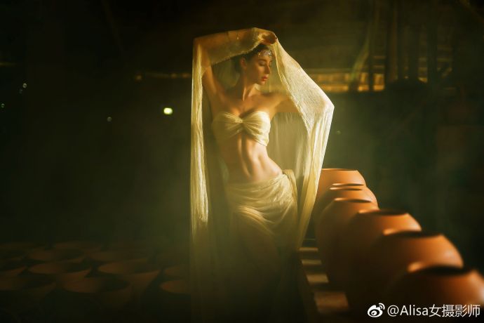 外国美女陶艺纱裙性感图库