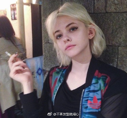 土耳其美女模特Kira Rausch短发自拍照图片