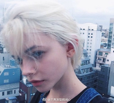 土耳其美女模特Kira Rausch短发自拍照图片