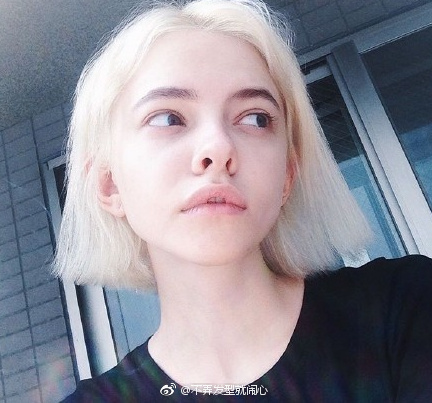 土耳其美女模特Kira Rausch短发自拍照图片