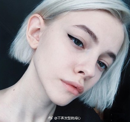 土耳其美女模特Kira Rausch短发自拍照图片