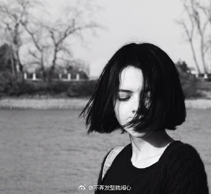 土耳其美女模特Kira Rausch短发自拍照图片