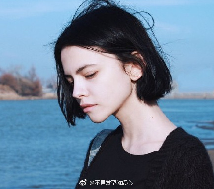 土耳其美女模特Kira Rausch短发自拍照图片