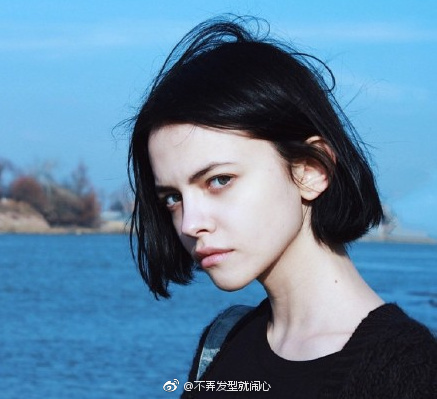 土耳其美女模特Kira Rausch短发自拍照图片