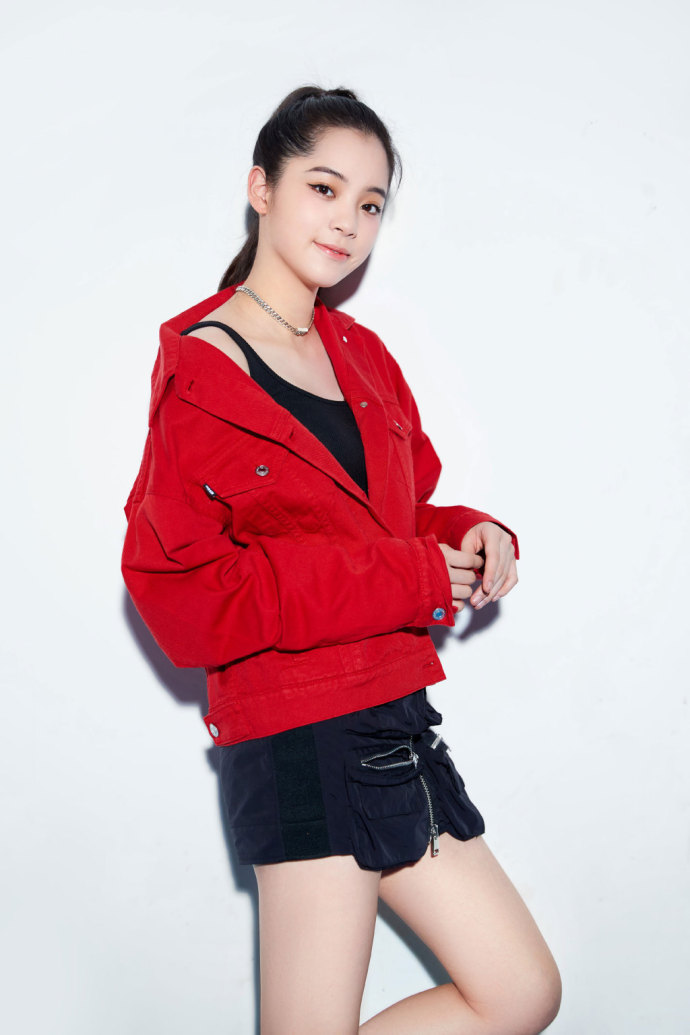 欧阳娜娜图片_香港美女明星欧阳娜娜黑红配写真