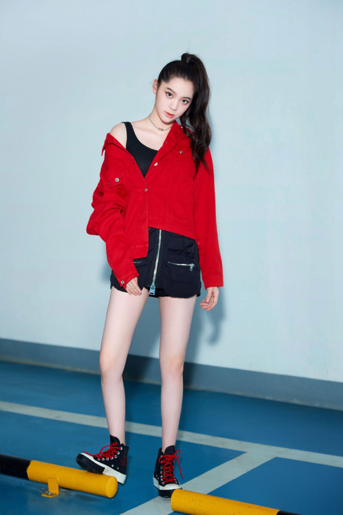 欧阳娜娜图片_香港美女明星欧阳娜娜黑红配写真