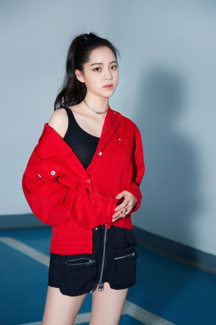 欧阳娜娜图片_香港美女明星欧阳娜娜黑红配写真