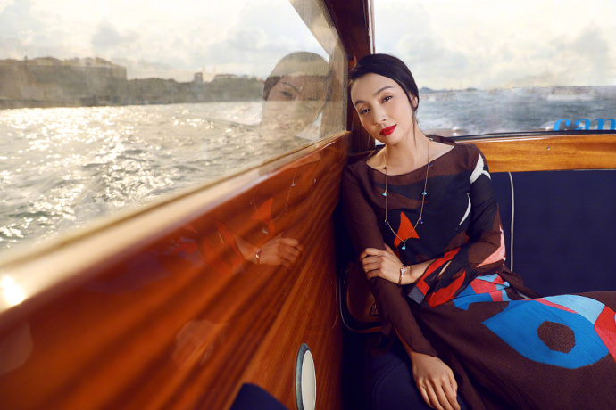 陶虹图片_江苏美女演员陶虹海边最新大片