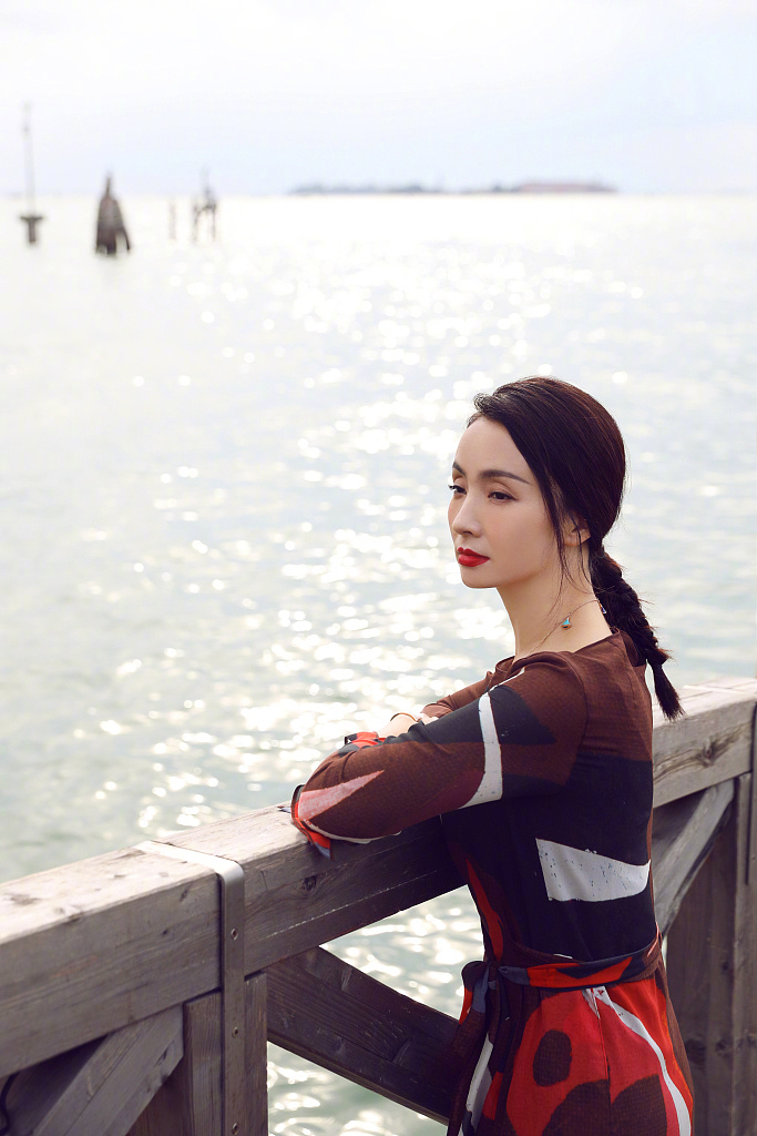 陶虹图片_江苏美女演员陶虹海边最新大片