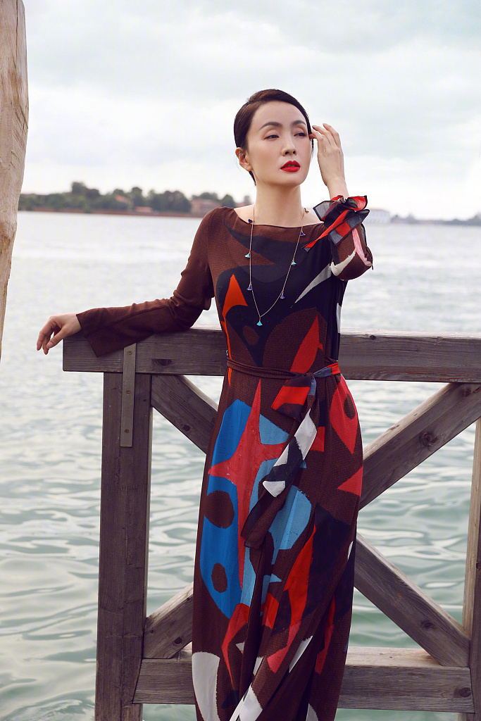 陶虹图片_江苏美女演员陶虹海边最新大片