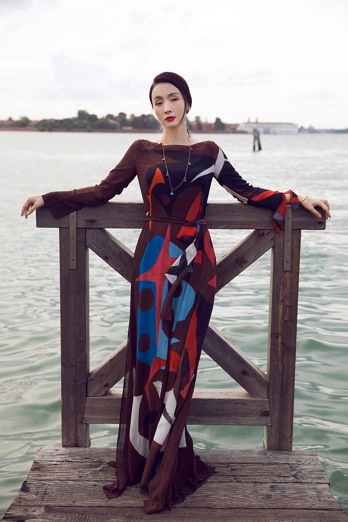 陶虹图片_江苏美女演员陶虹海边最新大片