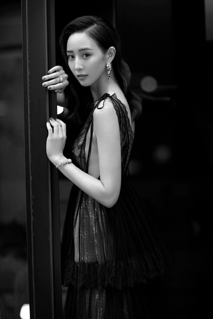 张钧甯图片_台湾美女张钧甯黑色深V长裙出席亚太