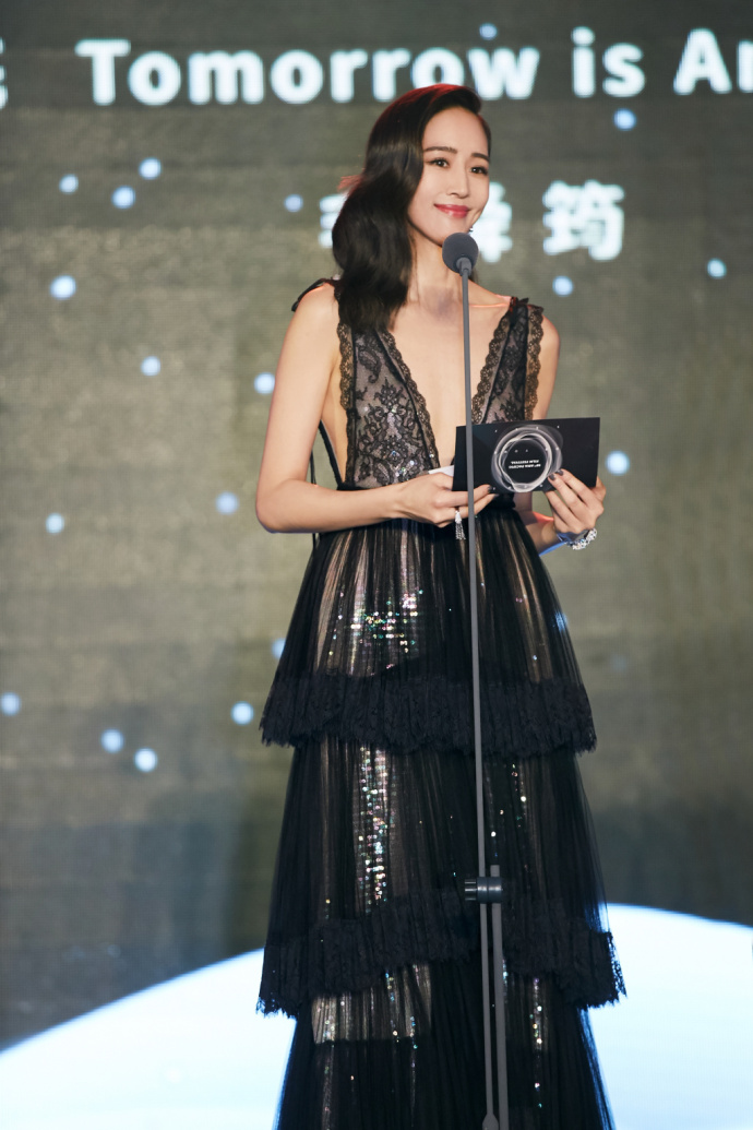 张钧甯图片_台湾美女张钧甯黑色深V长裙出席亚太