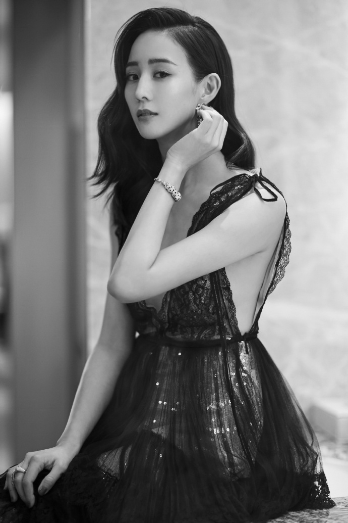 张钧甯图片_台湾美女张钧甯黑色深V长裙出席亚太