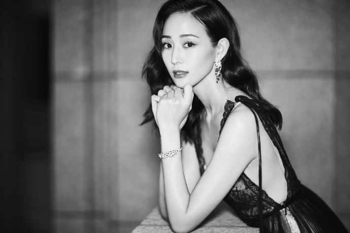 张钧甯图片_台湾美女张钧甯黑色深V长裙出席亚太