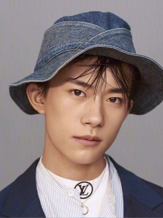 中国男团tfboys成员易烊千玺照片