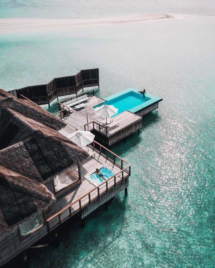 阳光海滩图片_海滩游泳池图片美景