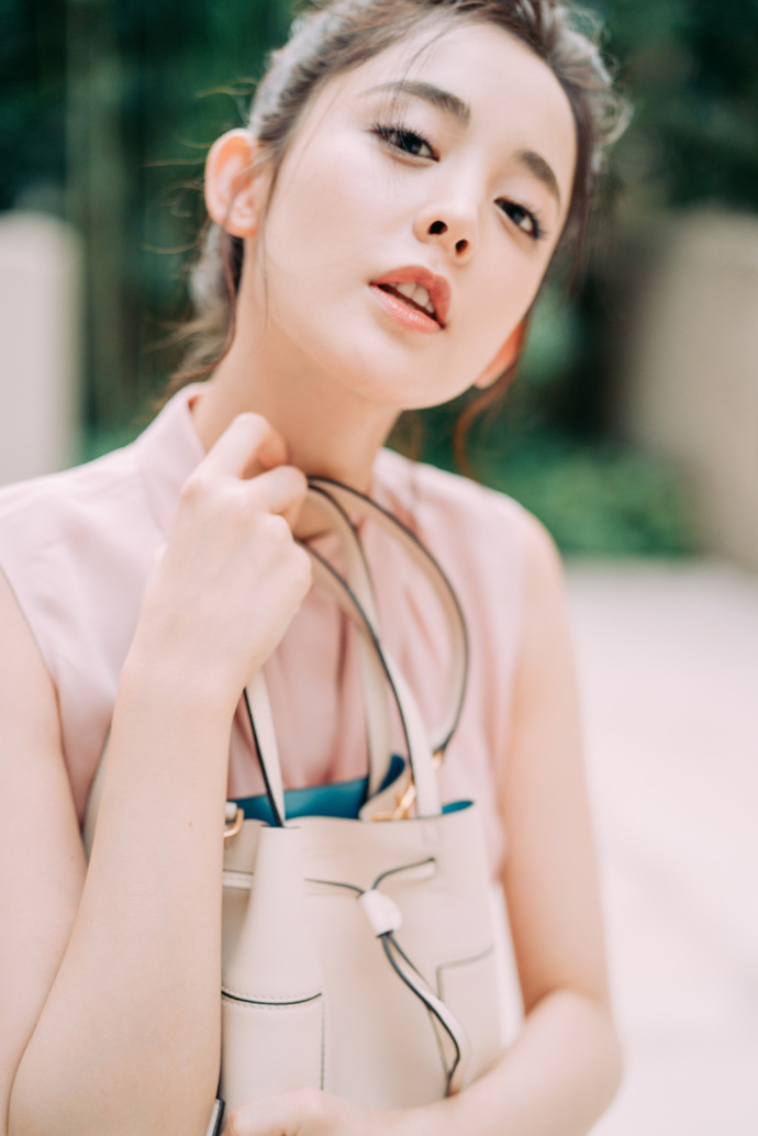古力娜扎图片_新疆维族美女古力娜扎莫兰迪色粉