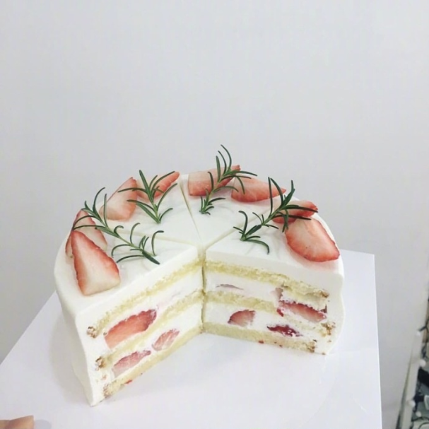 充满少女心的奶油千层蛋糕图片
