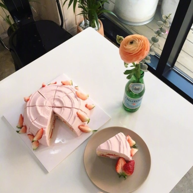 充满少女心的奶油千层蛋糕图片