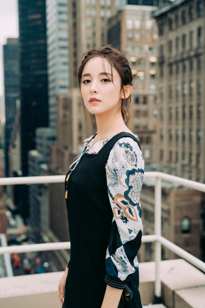 古力娜扎图片_新疆维吾尔族美女古力娜扎背带裙
