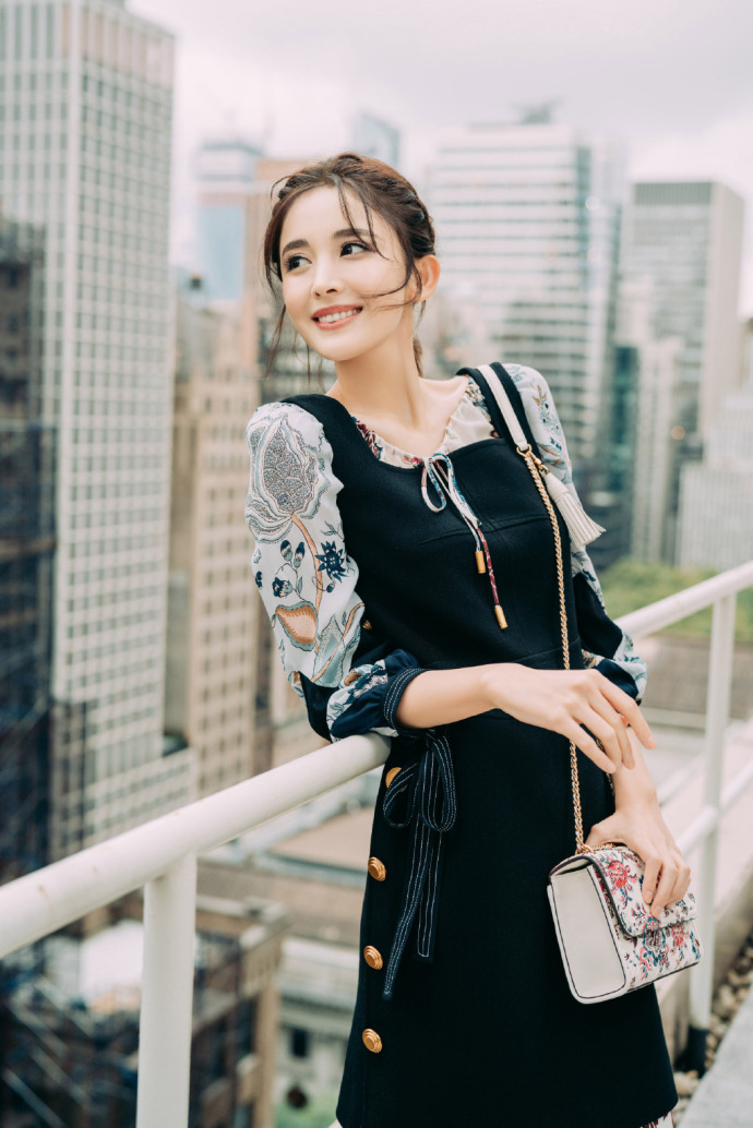 古力娜扎图片_新疆维吾尔族美女古力娜扎背带裙