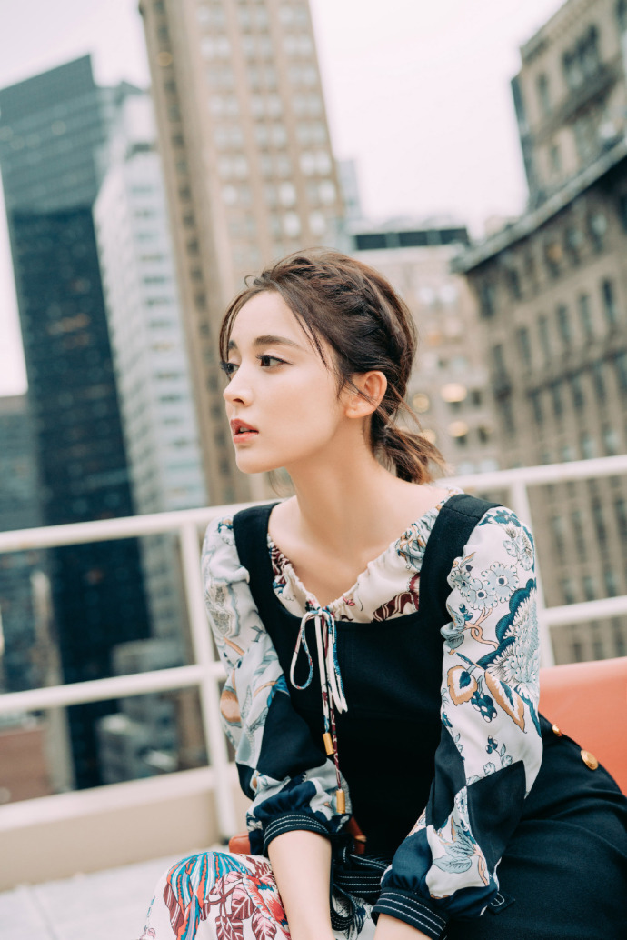 古力娜扎图片_新疆维吾尔族美女古力娜扎背带裙