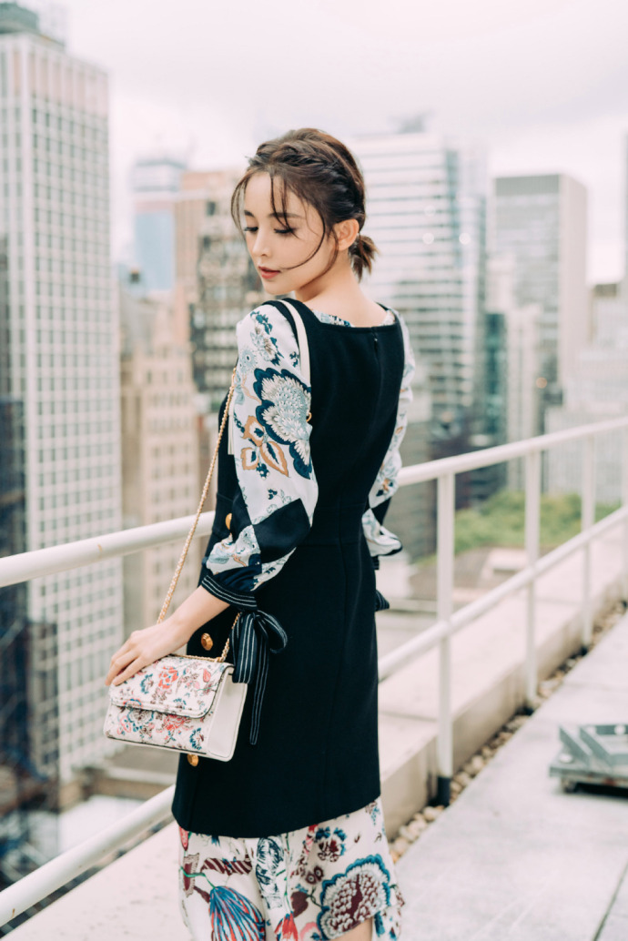 古力娜扎图片_新疆维吾尔族美女古力娜扎背带裙