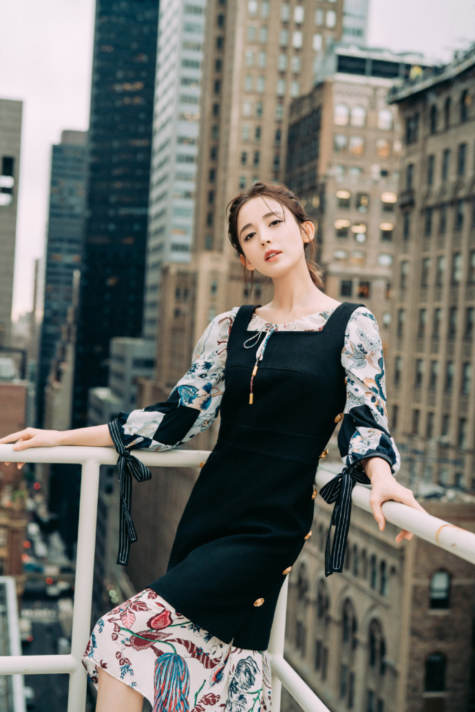 古力娜扎图片_新疆维吾尔族美女古力娜扎背带裙
