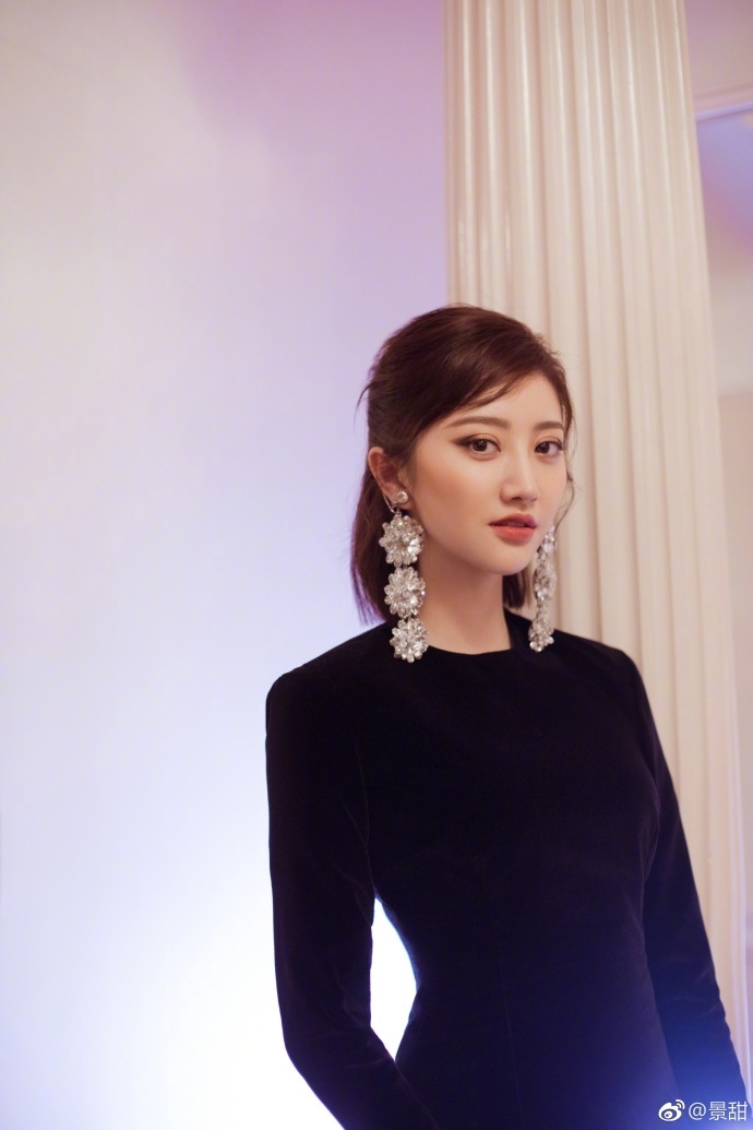 景甜图片_大眼美女景甜照片黑色长袖短款丝绒高