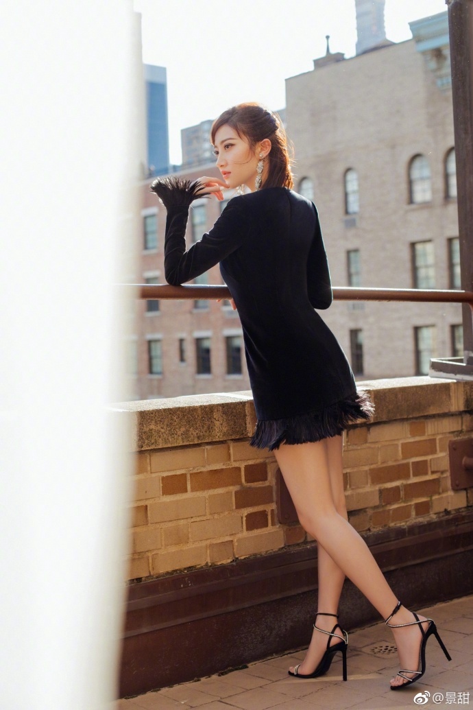 景甜图片_大眼美女景甜照片黑色长袖短款丝绒高