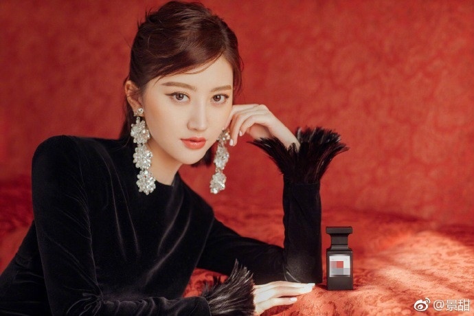 景甜图片_大眼美女景甜照片黑色长袖短款丝绒高