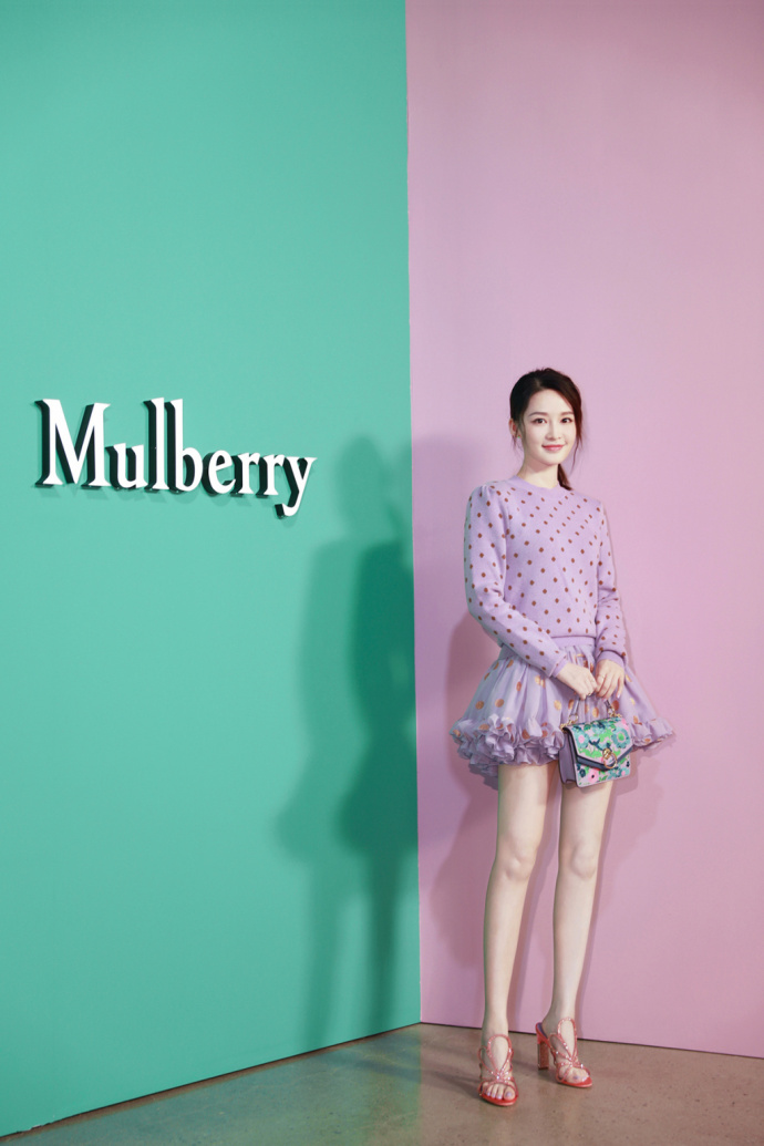 李沁图片_内地女演员李沁亮相Mulberry秋冬2018首尔