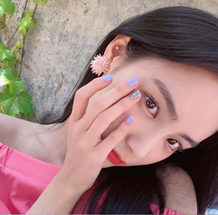 自然发色的中长卷发发型图片,好看的小仙女都这