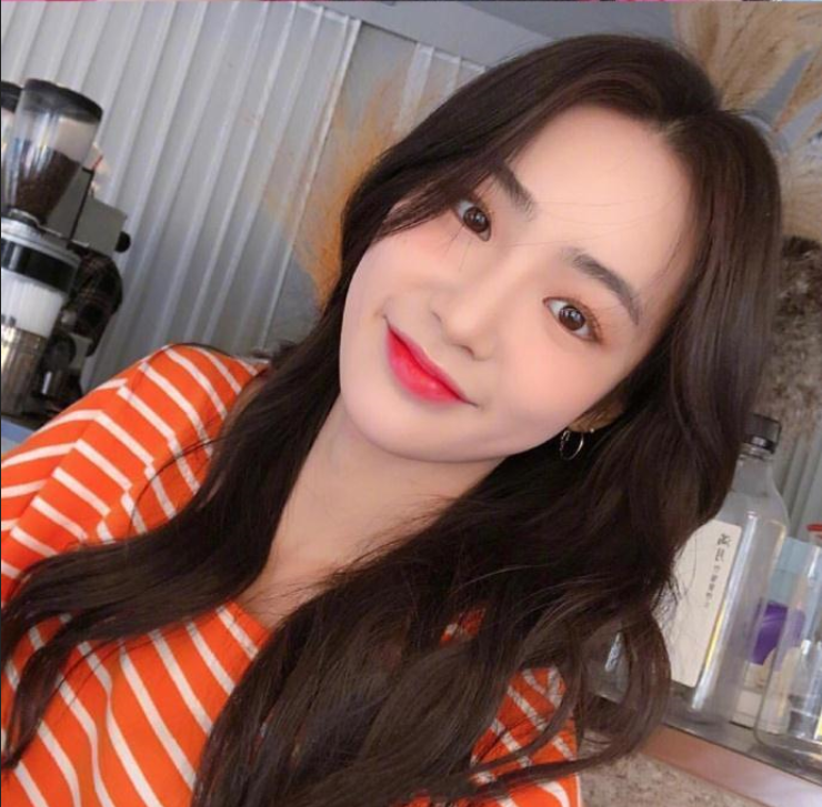 自然发色的中长卷发发型图片,好看的小仙女都这