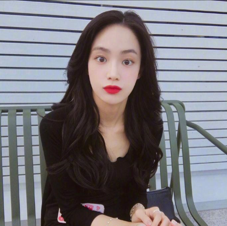 自然发色的中长卷发发型图片,好看的小仙女都这