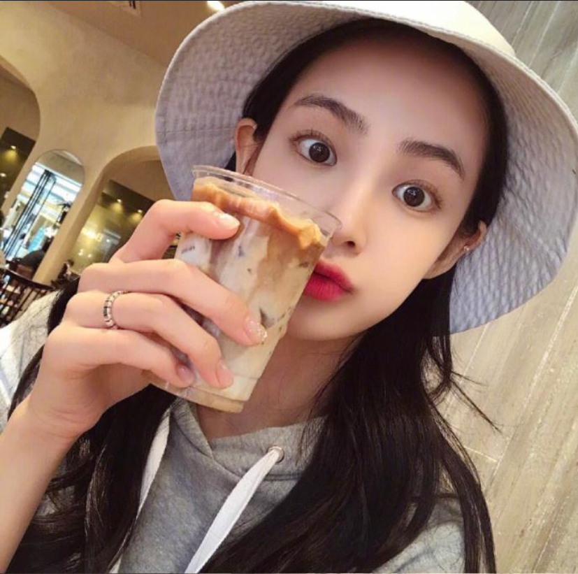 自然发色的中长卷发发型图片,好看的小仙女都这