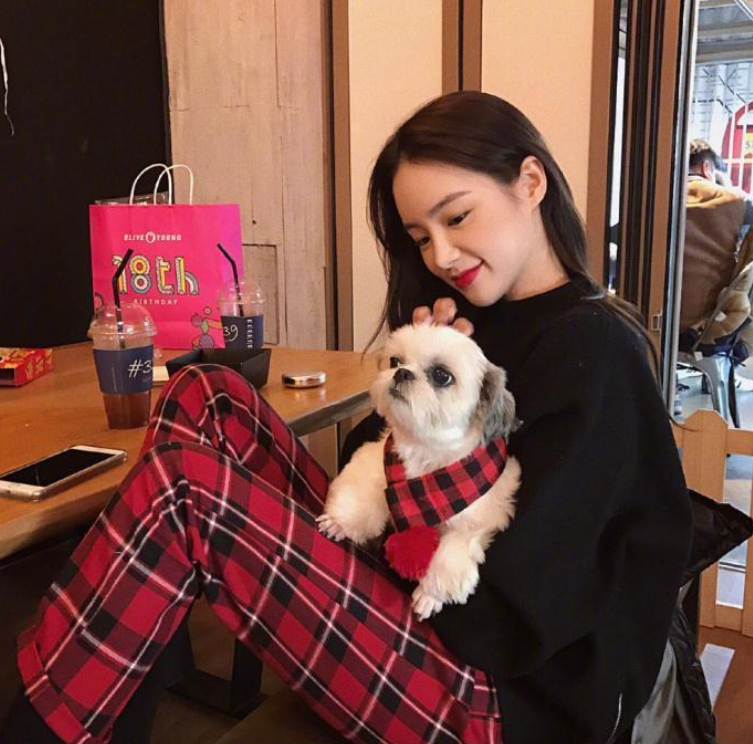 自然发色的中长卷发发型图片,好看的小仙女都这
