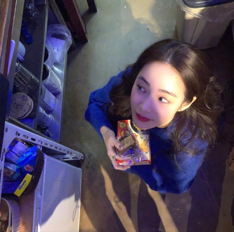 自然发色的中长卷发发型图片,好看的小仙女都这