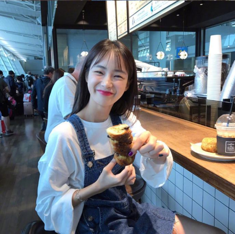 自然发色的中长卷发发型图片,好看的小仙女都这