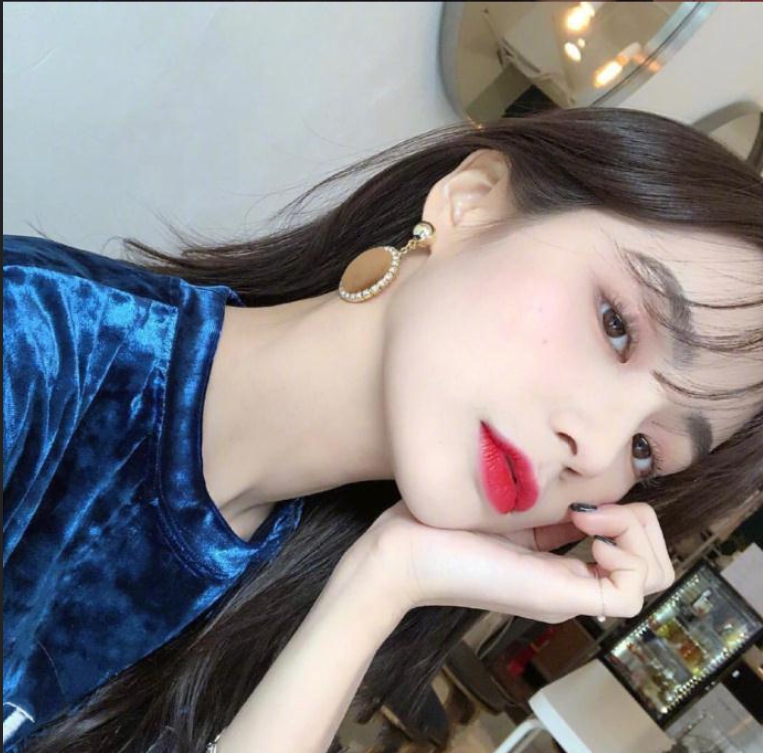 自然发色的中长卷发发型图片,好看的小仙女都这